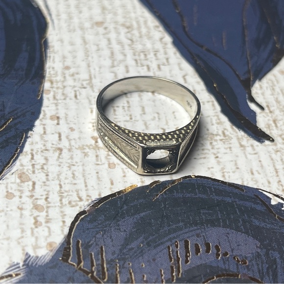 Vintage 18K White Gold Unisex Silver Ring with Intricate Design Missing Stone D2 - Picture 1 of 12